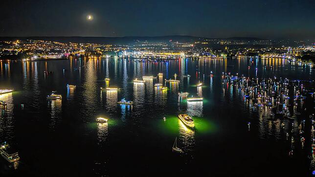 (Archivbild) Zum Seenachtfest mit dem grenzüberschreitenden Feuerwerk kommen stets etwa 40 Fahrgastschiffe in den Konstanzer Trichter, ...