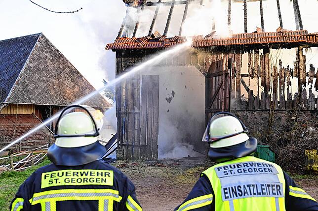 Die Feuerwehr löscht den brennenden Schuppen.