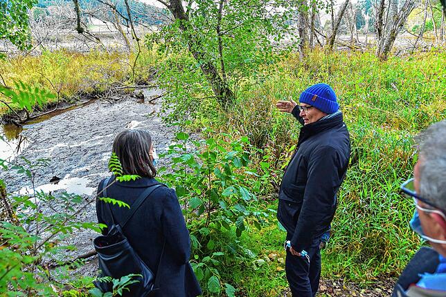 Bürgermeister Michael Rieger erläutert Regierungspräsidentin Bärbel Schäfer die Situation am Klosterweiher.