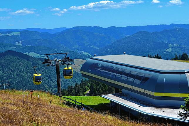 Mit der Belchenbahn geht es auf den schönsten Berg im Südschwarzwald.
