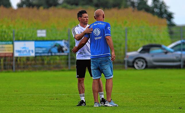 Schulterschluss zweier Kontrahenten: der Mühlhauser Trainer Benjamin Heim (links) und Markdorf-Coach Wolfgang Stolpa.