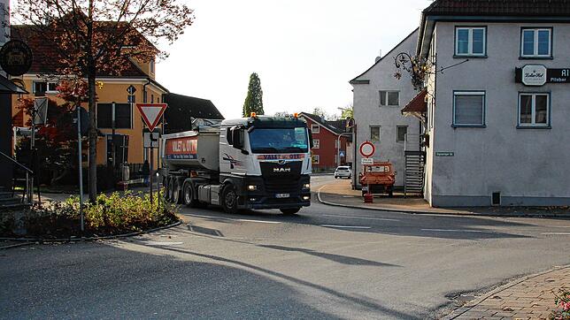 Der gefährliche Kurvenbereich in der Ortsdurchfahrt Krauchenwies soll mit einem Bau eines Kreisverkehrs entschärft werden