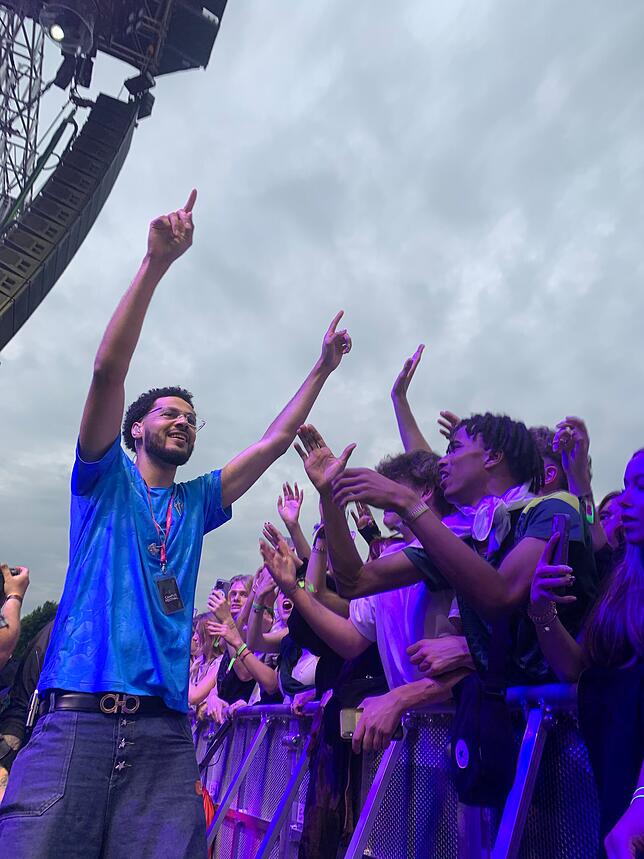 Ganz nah dran – das gilt nicht für die Festivalbesucher in der ersten Reihe, sondern natürlich auch für die Künstler.
