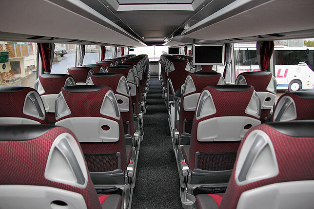Viele Plätze für wenige Spieler: Oben im Bus findet jeder Eishockey-Profi genügend Platz, um es sich gemütlich zu machen.