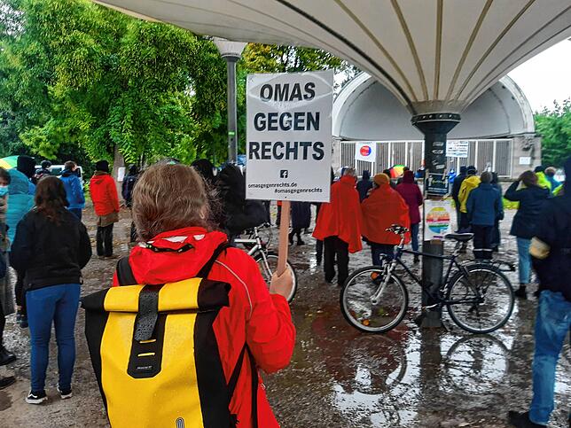 Bild 2: Was bleibt vom Demowochenende am Bodensee? Fünf Lehren aus Querdenker-Protesten, Gegenaktionen und Menschenkette