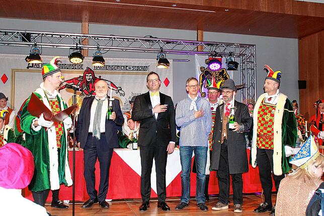 Weil Rezzo Schlauch (2. von links) bereits Stockacher Laufnarr ist, durfte er die Kerze halten, während der ehemalige ...