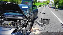 Unfall auf der B 33 in Stadel: Zwei Autos streiften sich offensichtlich während der Fahrt. Der Autoreifen rechts neben dem Fahrzeug ...