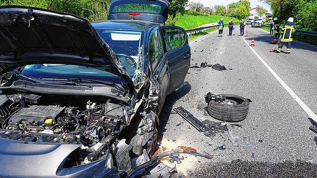 Unfall auf der B 33 in Stadel: Zwei Autos streiften sich offensichtlich während der Fahrt. Der Autoreifen rechts neben dem Fahrzeug ...