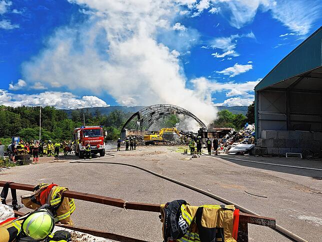 Bild 9: Wehr: Feuer auf der Mülldeponie - Bilder des Einsatzes auf dem Lachengraben