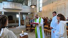 Pfarrer Dominik Feigenbutz zelebriert mit den Gläubigen den Eröffnungsgottesdienst beim kulturellen Herbst. Bilder: Klaus Dorer