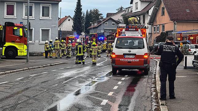 Die Feuerwehr wird am Montag, 7. Oktober, zu einem Brand gerufen. Zahlreiche Einsatzkräfte sind vor Ort.