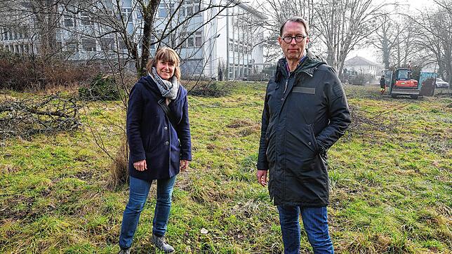 Freuen sich, dass die Vorbereitungen auf der Mirabellenwiese auf der Rückseite des ehemaligen Krankenhauses auf der Mettnau (im ...