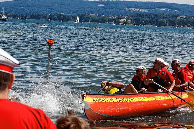 Bild 11: Radolfzell: Rein ins Boot und gleich ins Wasser: Das Großkanadierrennen 2025 in Bildern