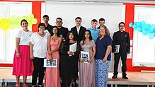 Die Klassenlehrerinnen Nicole Müller (vorne links), Lisa Klaiber (2.v.l.) und Christine Bugge (rechts) verabschieden die Neuntklässler ...
