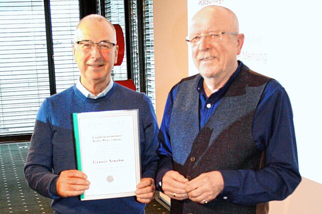 Der stellvertretende Vorsitzende Alfred Laffter (rechts) konnte den Vorsitzenden Gernot Strohm für sein zehnjähriges Engagement im ...