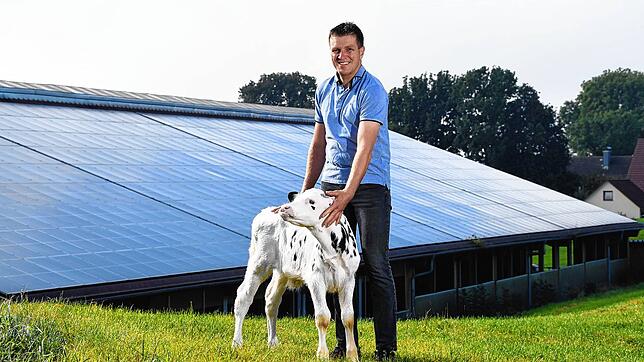 Jürgen Fleig aus Nordstetten erntet auf seinem Kuhstall Solarstrom, den nun zum 1. Januar 2022 als Heimatstrom auf den Markt kommt.