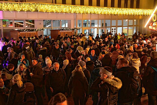 Bild 7: Jetzt ist die Weihnachtszauberei voll im Gang: Bilder vom besucherstärksten Tag in Triberg