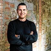 Lars Müller ist CEO von Synbiotic, einem Unternehmen, das sich unter anderem auf medizinisches Cannabis und CBD-Öle spezialisiert hat. ...