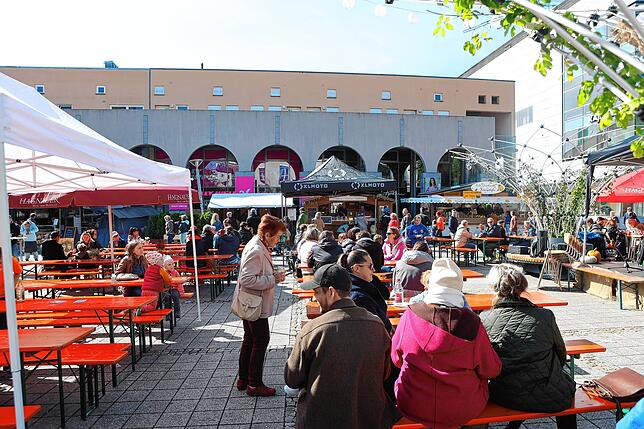 Bild 20: Zum Wohl! Diese Konstanzer sind beim Suserfest 2024 dabei