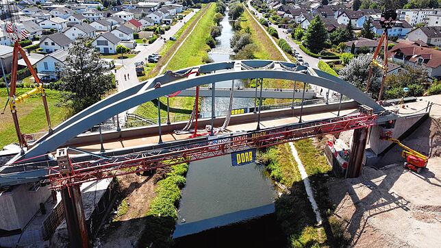 Die rund 110 Jahre alte Eisenbahnbrücke über die Wutach bei Oberlauchringen wird durch eine neue Brücke ersetzt.