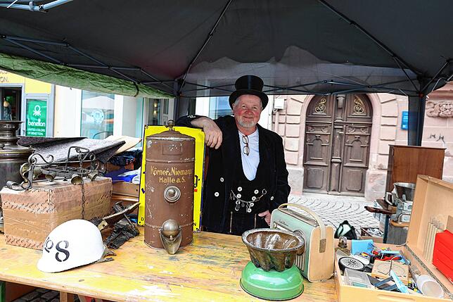 Raimondo Mario Favero aus Mühlhausen bietet auf dem Antikmarkt eine Kaffeeschütte aus Halle an der Saale zum Verkauf an, die rund 125 ...