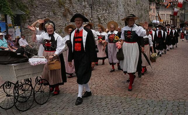 Zahlreiche Gäste bejubelten den großen Festumzug, im Bild die Klettgauer Heimattracht.
