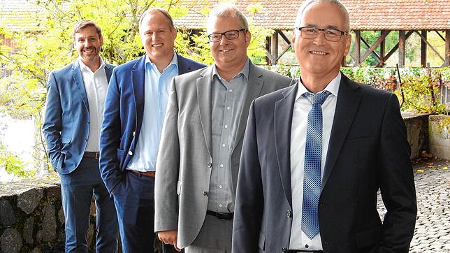 Udo Engel (vorne) wird neuer Geschäftsführer der Stadtwerke. Der scheidende Stadtwerke-Chef Martin Ritter, Jörg Reichert (Energiedienst) ...
