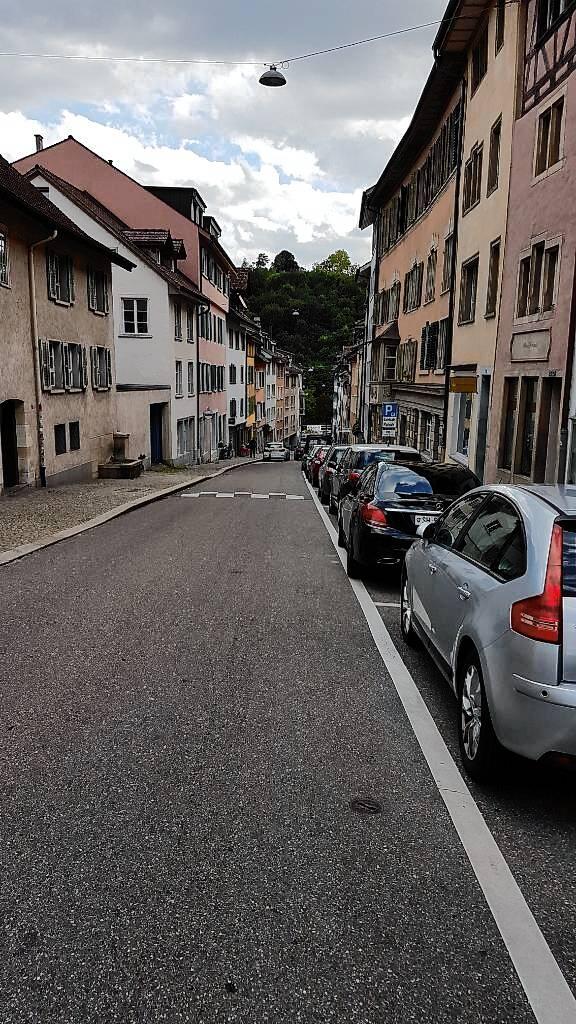 In dieser Straße in der Schaffhauser Neustadt ist Sigi Suhr vor fast eineinhalb Jahren mit dem Fahrrad so heftig gestürzt, dass er im ...