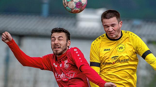 Augen zu und durch: Jannis Pietzke (links) und Jeremy Utz steigen hoch zum Kopfballduell. Pietzke erzielte beim 3:0-Sieg der Spvgg. ...