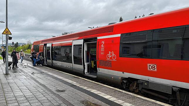 Fahrgäste steigen in Lauchringen in die Regionalbahn ein.