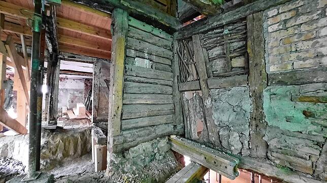 War die kleine Holzmauer einmal eine Wand einer Arrestzelle und hatte eine Durchreiche? Diese Vermutung gibt es, lässt sich laut Bauherr ...