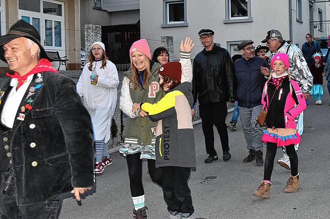Bild 3: Narren feiern Rosenmontag mit Kindernachmittag und Fackelzug