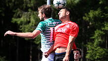 Hoch hinaus: Patrick Haas (links) von der DJK Villingen II und Stefan Ettwein vom FC Kappel beim Kopfballduell. Kappel nutzte den ...