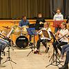 Die Oboenschüler von Jystina Duda (rechts) und die Schlagzeuger von Jürgen Schneckenburger (Mitte) stellen sich bei einem kleinen ...