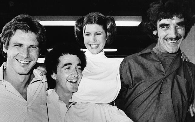 Ein Blick in die Vergangenheit: Harrison Ford (Han Solo, von links), Anthony Daniels (C-3PO), Carrie Fisher (Prinzessin Leia) und Peter ...