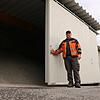 Tobias Ringwald öffnet den neuen Splittbunker der Technischen Dienste. Mit mehr Lagerkapazitäten kann die Stadt das Streumittel im ...