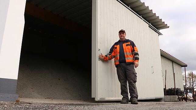 Tobias Ringwald öffnet den neuen Splittbunker der Technischen Dienste. Mit mehr Lagerkapazitäten kann die Stadt das Streumittel im ...