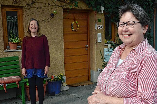 Maria Requena und Angela Kreutter achten bei ihrem nachbarschaftlichen Plausch streng auf den Anderthalbmeter-Abstand.