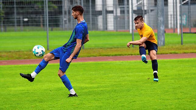 Chancenlos war der FC Anadolu Radolfzell (blaue Trikots) im Testspiel gegen die SG Dettingen-Dingelsdorf.