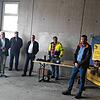 Firmenchef Dominik Steuer (rechts) schildert die Entwicklung der Baufirma in Kommingen. Von links Klaus-Dieter Krähmer, Guido Wolf, ...