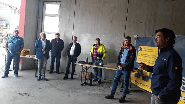 Firmenchef Dominik Steuer (rechts) schildert die Entwicklung der Baufirma in Kommingen. Von links Klaus-Dieter Krähmer, Guido Wolf, ...