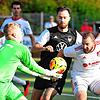 Kein Durchkommen: Torwart Georg Philipp und Abwehrchef Felix Markanic verteidigten den 3:1-Sieg des FC Schönau erfolgreich gegen den ...