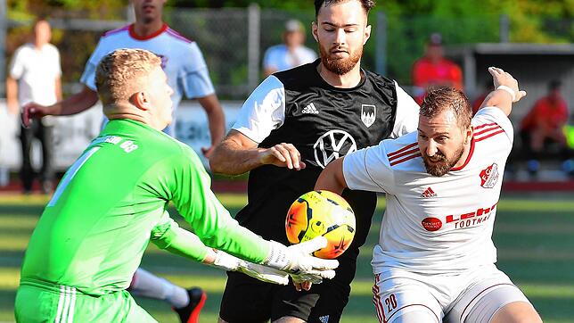 Kein Durchkommen: Torwart Georg Philipp und Abwehrchef Felix Markanic verteidigten den 3:1-Sieg des FC Schönau erfolgreich gegen den ...
