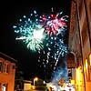 Prächtiger Abschluss: Mit einem Feuerwerk der Aktionsgemeinschaft Tiengen (Veranstalter) endet &bdquo;Tiengen leuchtet&ldquo; fulminant.