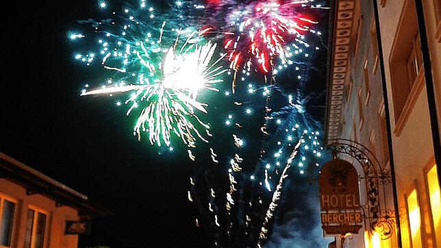 Prächtiger Abschluss: Mit einem Feuerwerk der Aktionsgemeinschaft Tiengen (Veranstalter) endet &bdquo;Tiengen leuchtet&ldquo; fulminant.