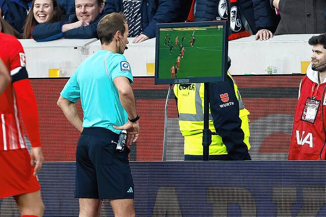 Schiri Stegemann: Zweimal Elfmeter nach Videobeweis für den SC Freiburg.