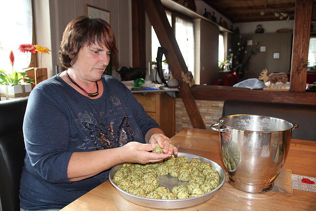 Susanna Winterhalter bereitet einmal in der Woche den Stockbrot-Teig für ihre Gäste vor.