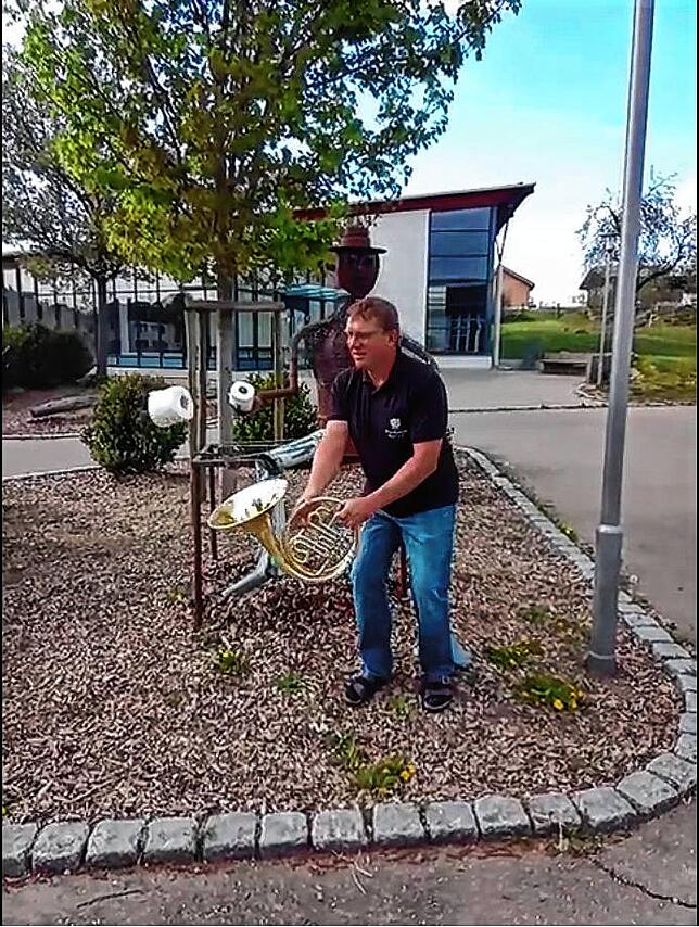 Gekonnt fängt Hornist Michael Renz vom Musikverein Rast die Rollen bei den Aufnahmen zur „Klopapier-Challenge“ mit seinem ...