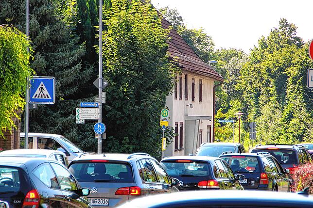 Blick auf die Markdorfer Hauptstraße/L 205. Links die Grivitenstraße, die von Autofahrern als Schleichweg genutzt wird.