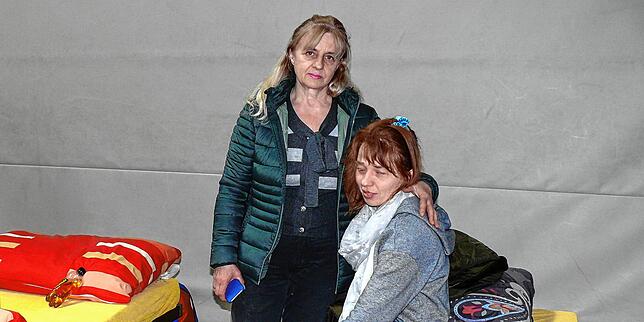 Oxana Himko gleich zwei Mal – Mutter und Tochter bei ihren provisorischen Betten kurz nach der Ankunft.